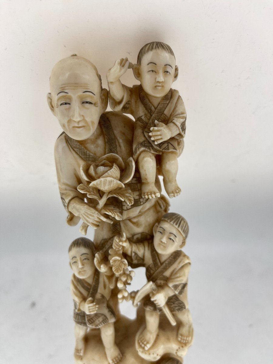 Very Beautiful Ivory Okimono Representing A Man And Children-photo-2