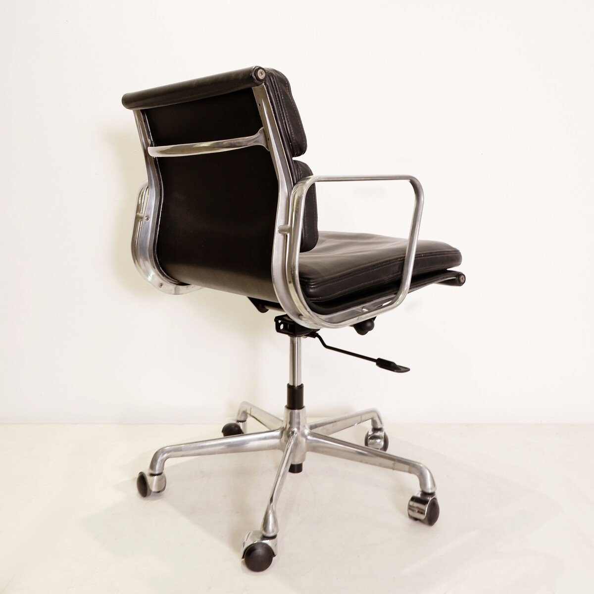 Black Leather Chair “ea 217” By Charles & Ray Eames For Icf, 1970s-photo-2