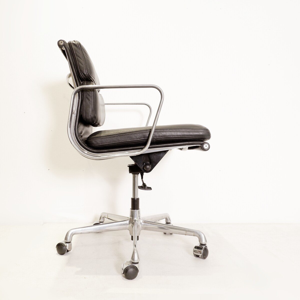 Black Leather Chair “ea 217” By Charles & Ray Eames For Icf, 1970s-photo-3