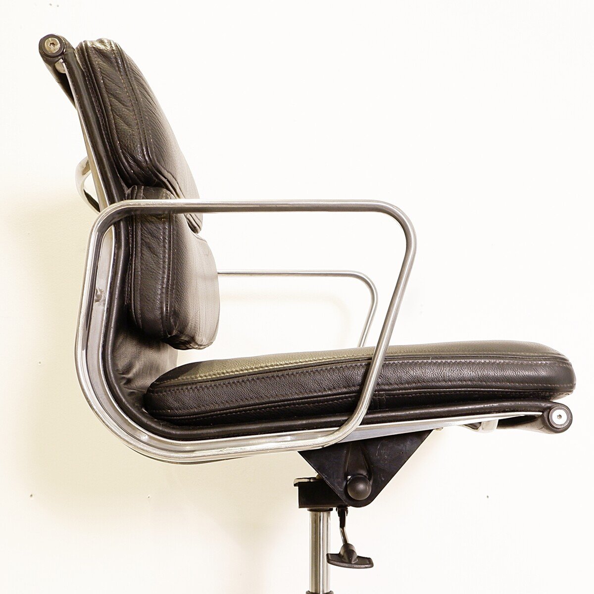 Black Leather Chair “ea 217” By Charles & Ray Eames For Icf, 1970s-photo-4