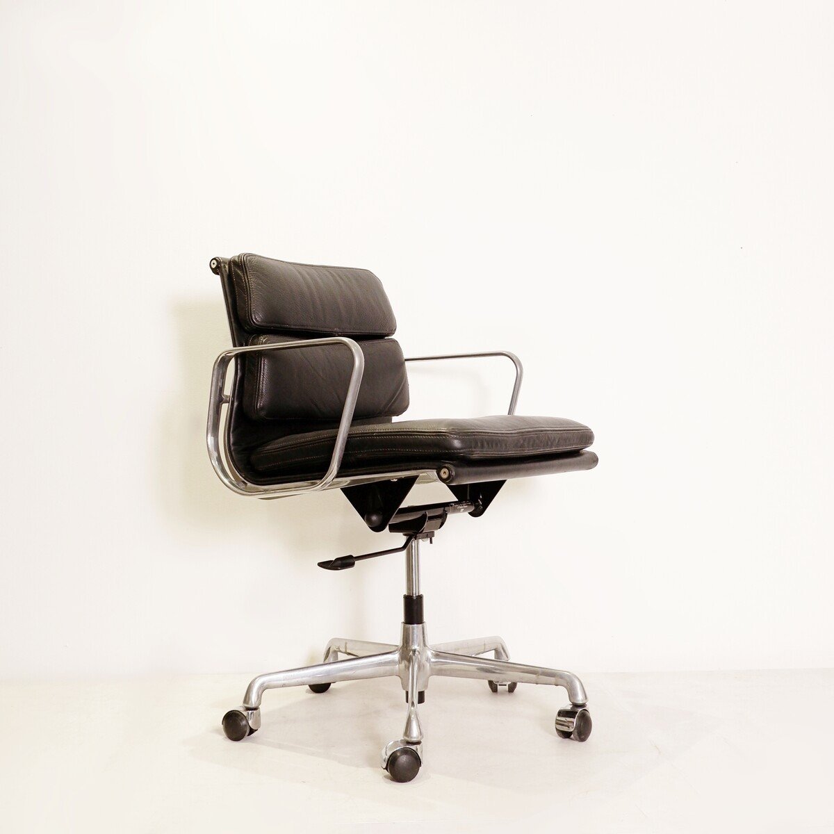 Black Leather Chair “ea 217” By Charles & Ray Eames For Icf, 1970s