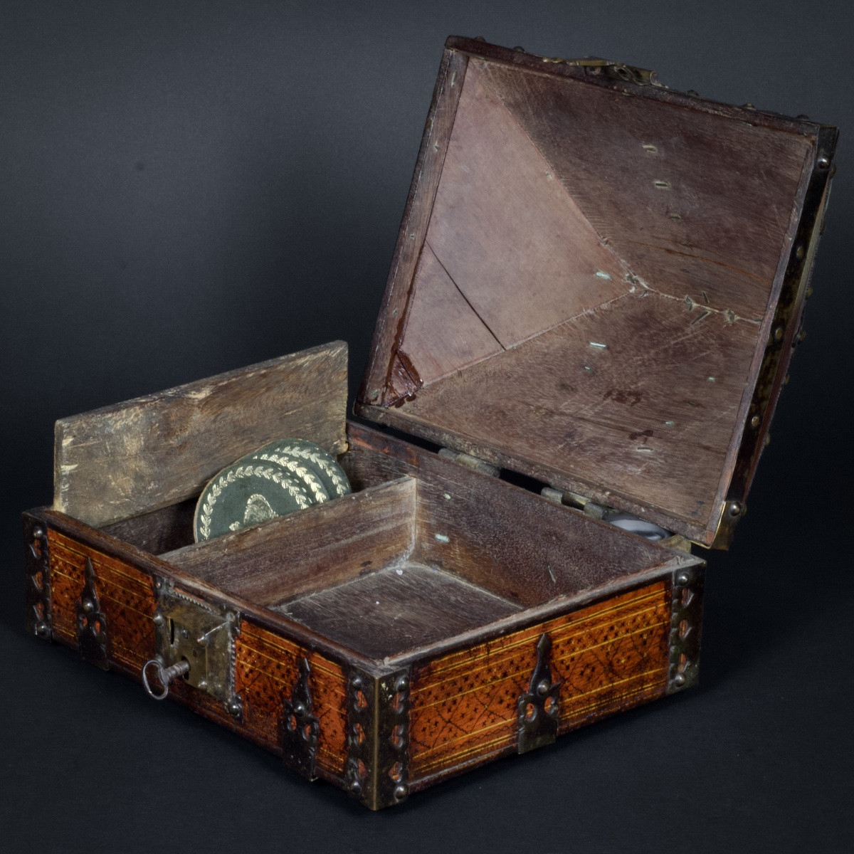 Coffret De Mariage Du Kerala, Bois Polychrome Laqué Et Ferrures , Inde,  XIXe Siècle -photo-4