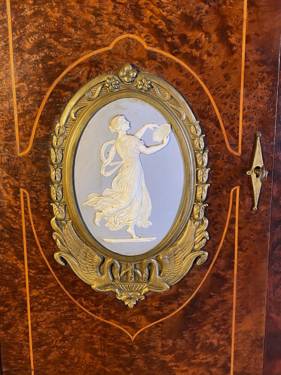 Grande armoire à glace de chambre à décor de plaques de Wedgwood-photo-2