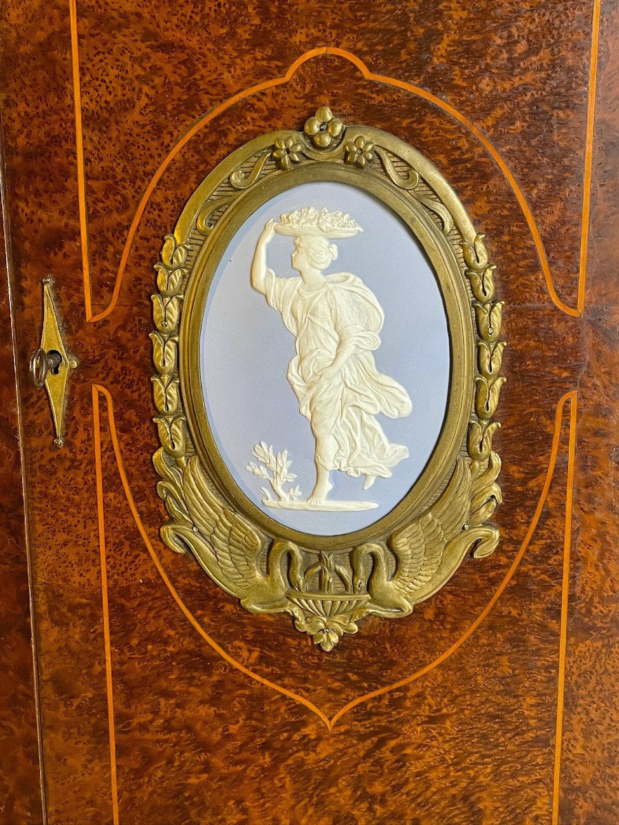 Grande armoire à glace de chambre à décor de plaques de Wedgwood-photo-3