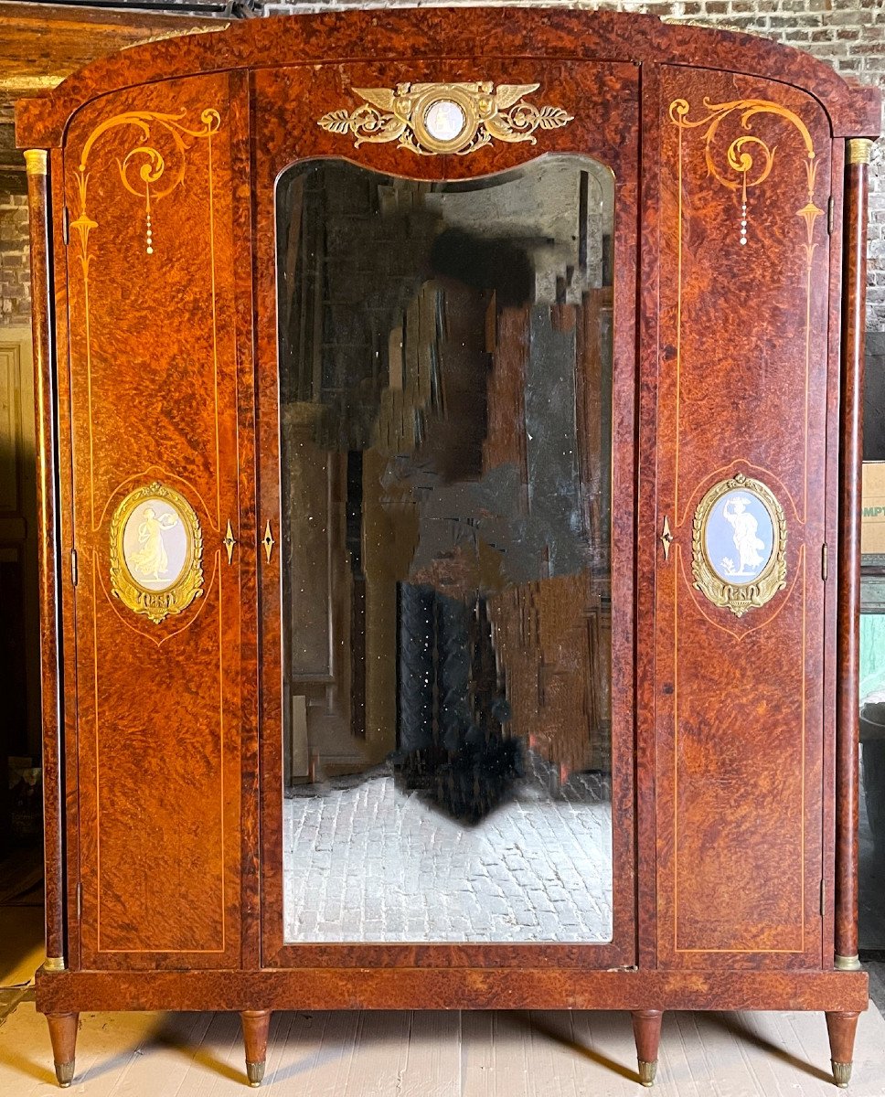 Grande armoire à glace de chambre à décor de plaques de Wedgwood