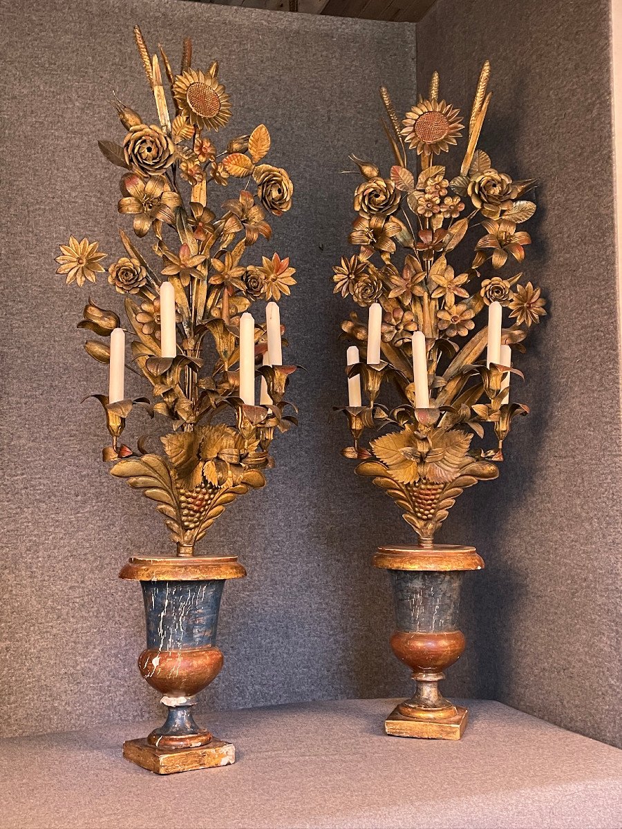 Paire de candélabres, vases Médicis portant des bouquets, torchères XIXème