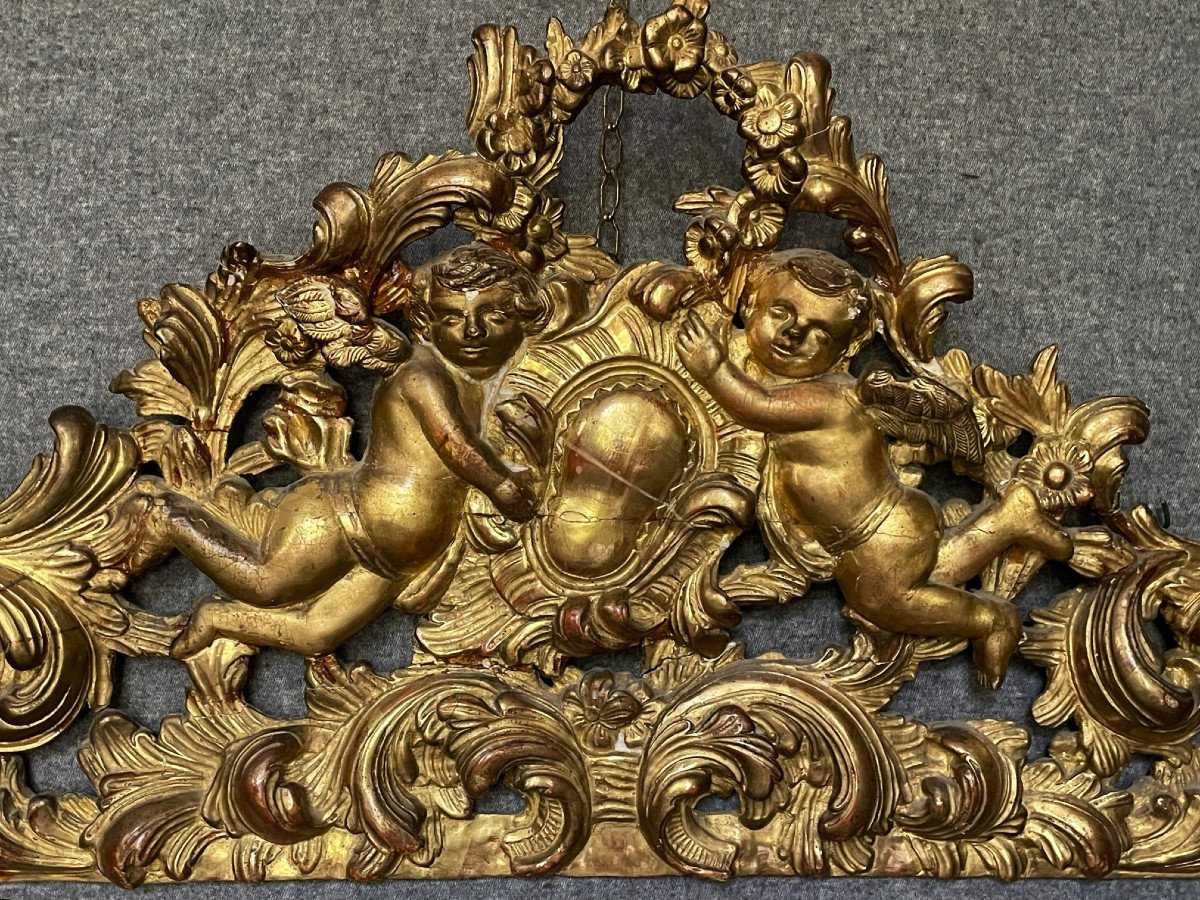 18th Century Openwork Gilded Wooden Mirror Pediment With Two Angels Facing Each Other-photo-3