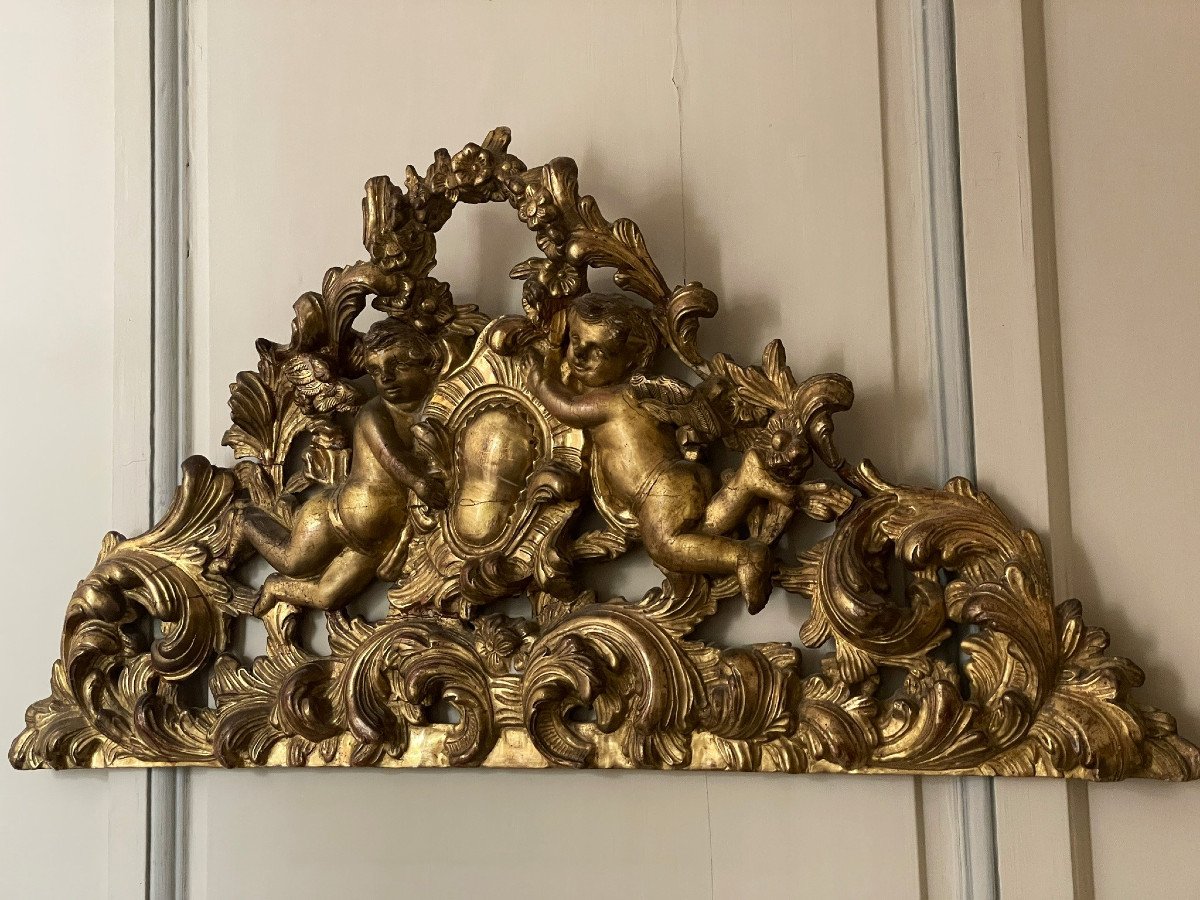 18th Century Openwork Gilded Wooden Mirror Pediment With Two Angels Facing Each Other