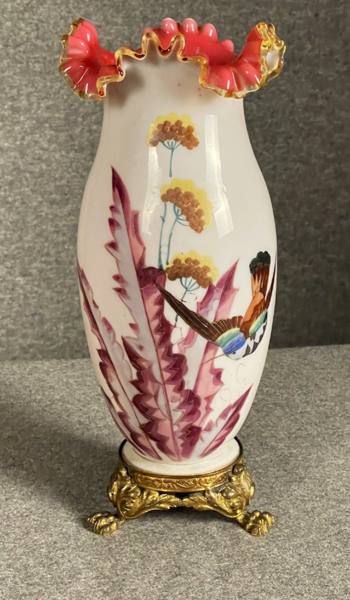 Vase en opaline à décor émaillé et doré monté bronze XIXème