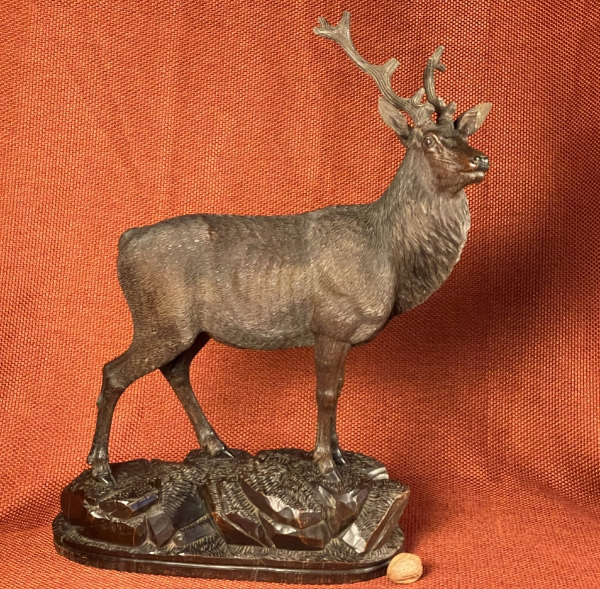 Majestueux cerf aux aguets en bois sculpté par Ernest Heisl Autriche XIXème-photo-2