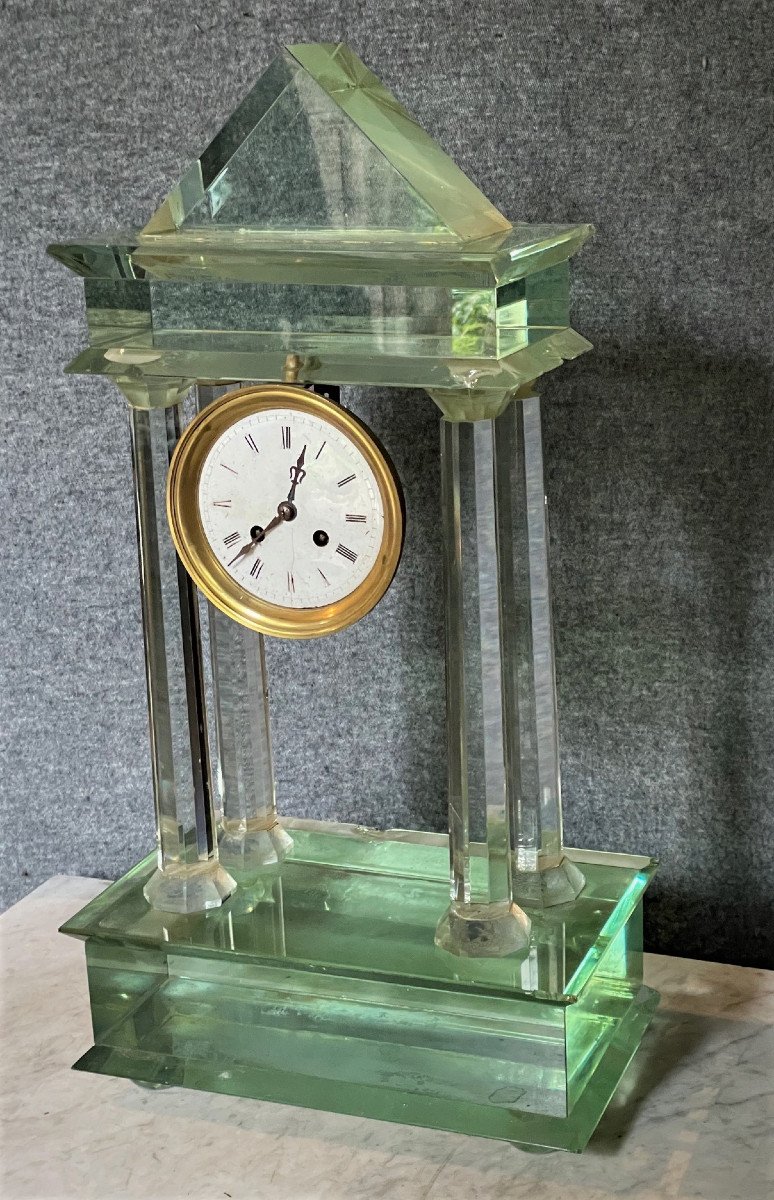 Rare garniture de cheminée Directoire en verre taillé : pendule et deux colonnes en forme d'obélisques-photo-3