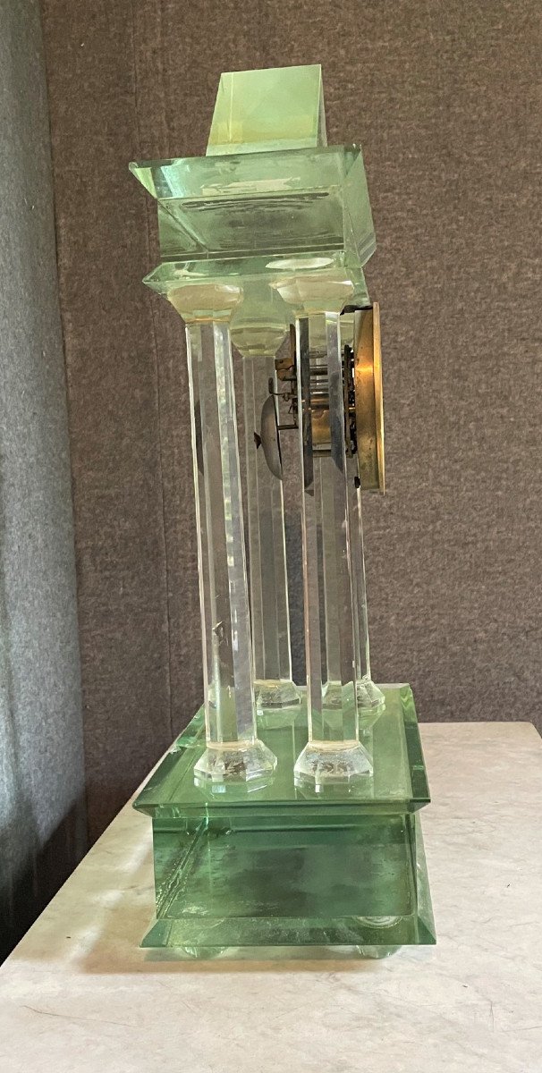 Rare garniture de cheminée Directoire en verre taillé : pendule et deux colonnes en forme d'obélisques-photo-3