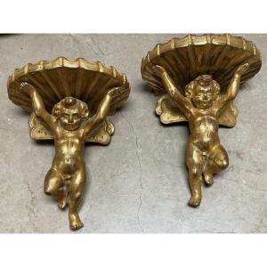 Paire de petites consoles d’applique, anges soutenant une coquille ; étagères murales, bois scu