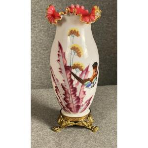 Vase en opaline à décor émaillé et doré monté bronze XIXème