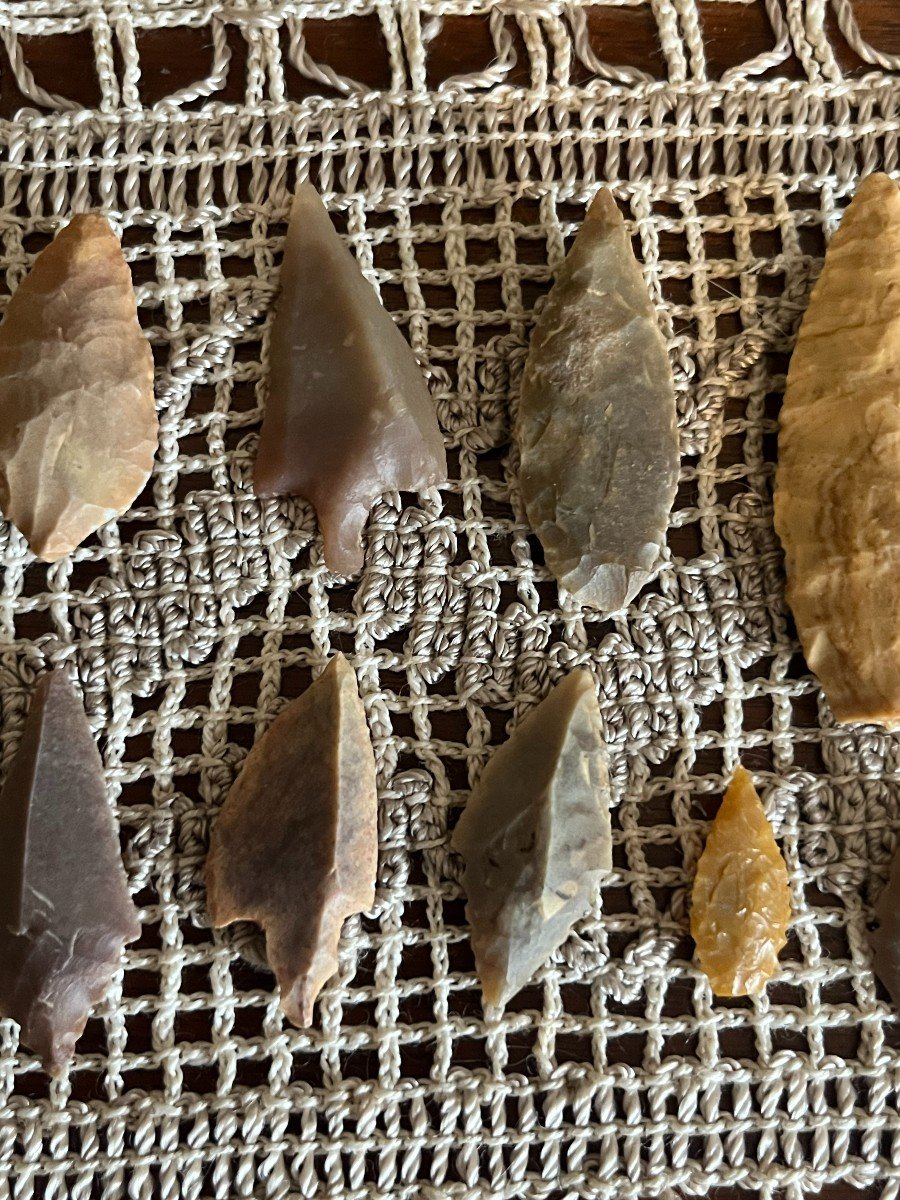 Set Of 14 Neolithic Flint Arrowheads.-photo-3