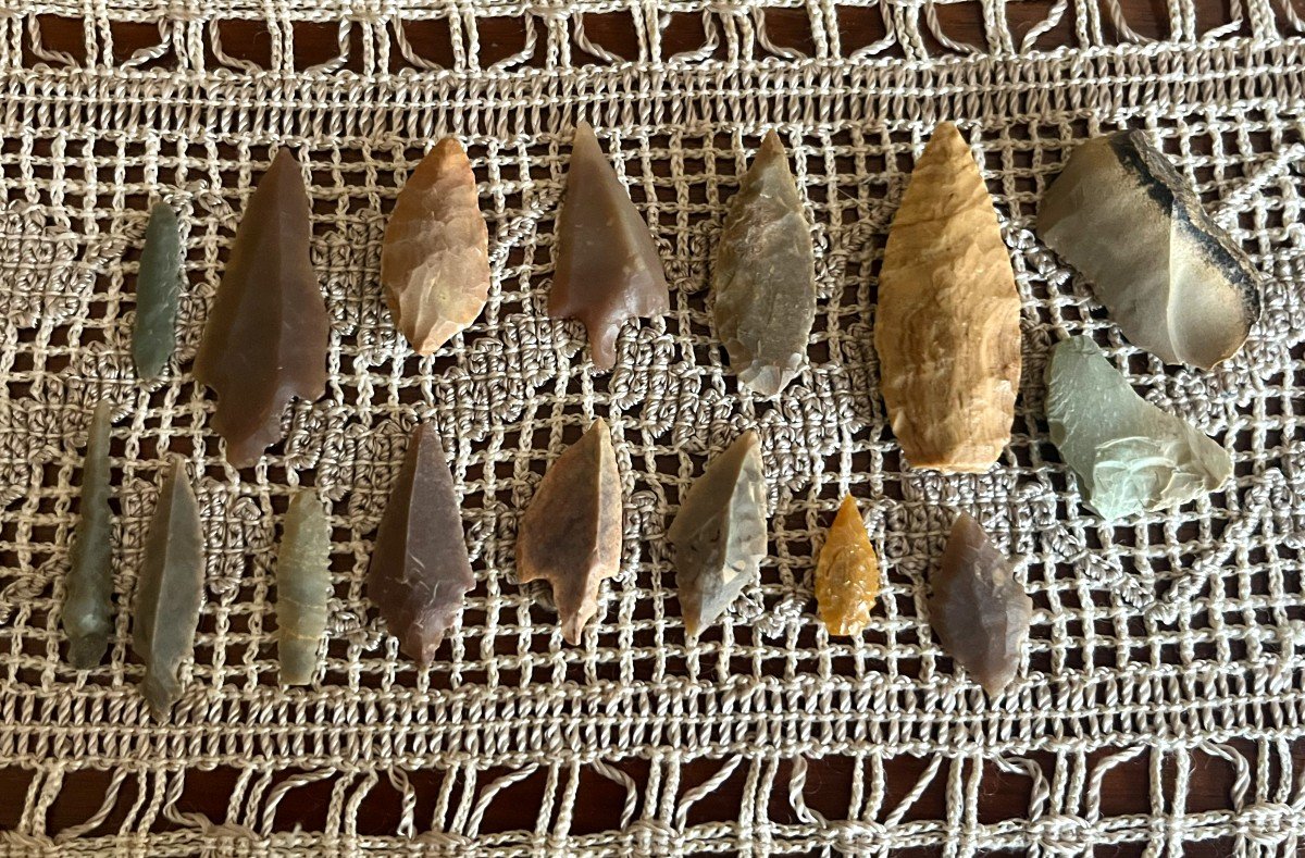 Set Of 14 Neolithic Flint Arrowheads.