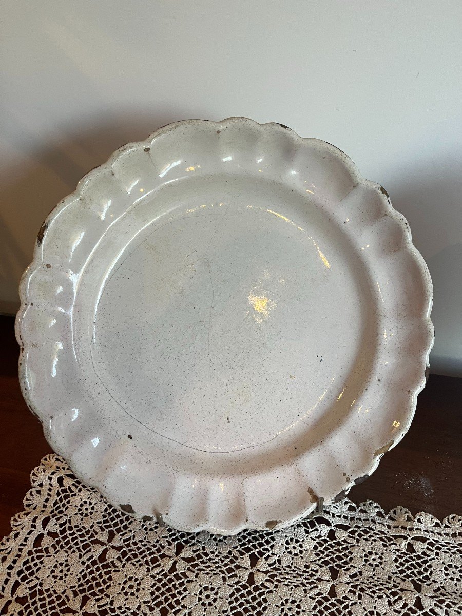 Two Large White Earthenware Dishes, 18th Century.-photo-2