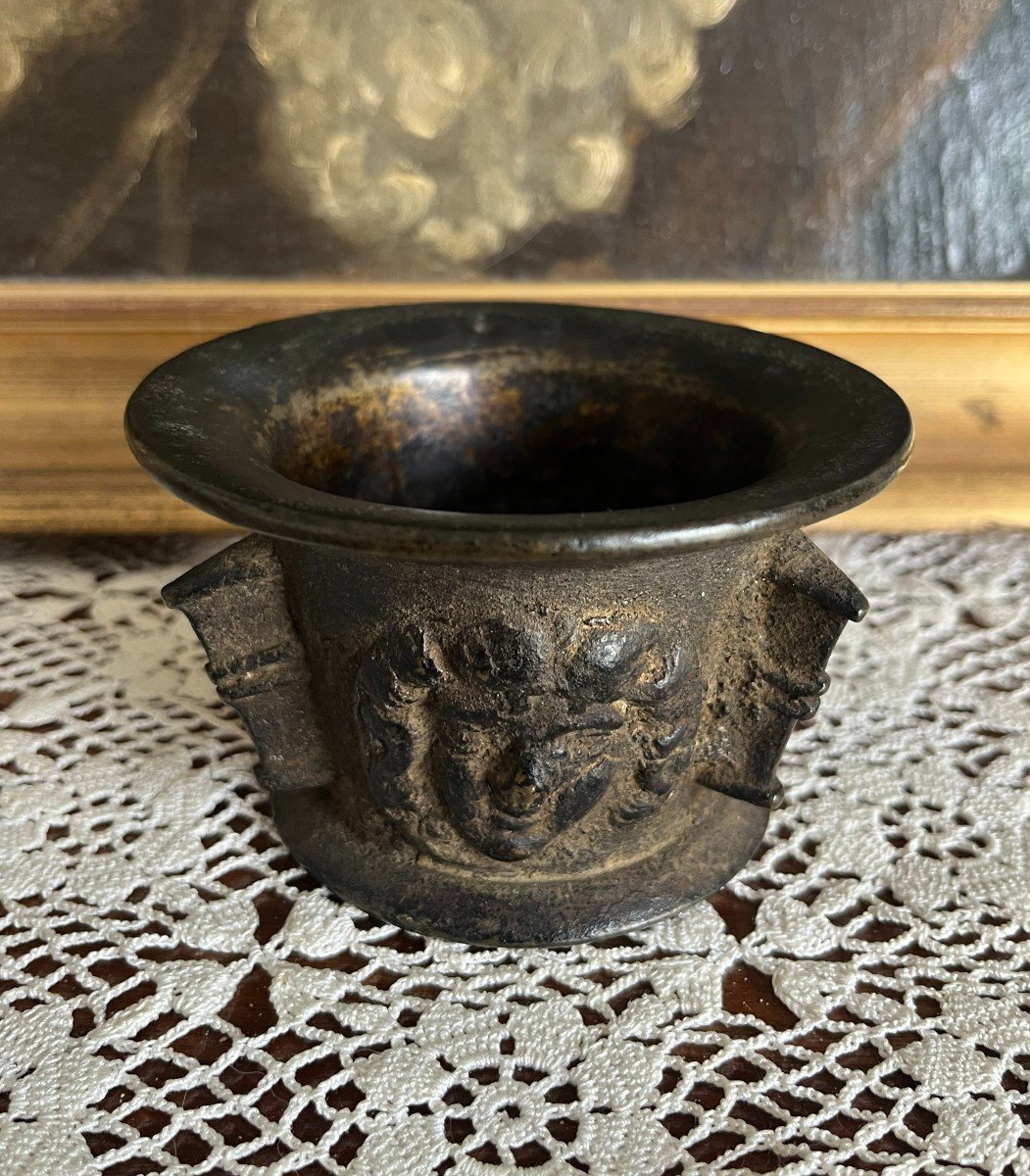 Bronze Apothecary Mortar With Fins And Faces, Puy-en-velay, 17th Century.