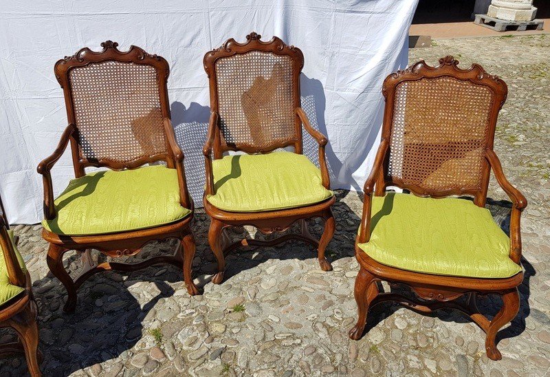 Quatre fauteuils en bois de noyer sculpté. Lombardie, XVIIIe siècle.-photo-3