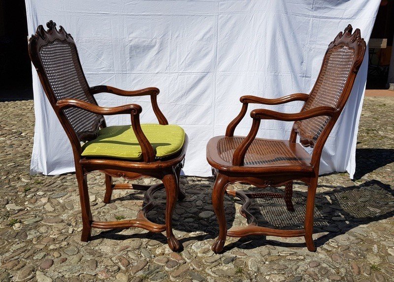 Quatre fauteuils en bois de noyer sculpté. Lombardie, XVIIIe siècle.-photo-4