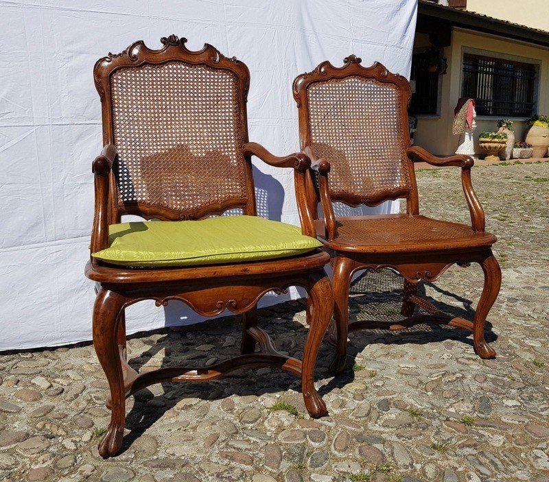 Quatre fauteuils en bois de noyer sculpté. Lombardie, XVIIIe siècle.-photo-1