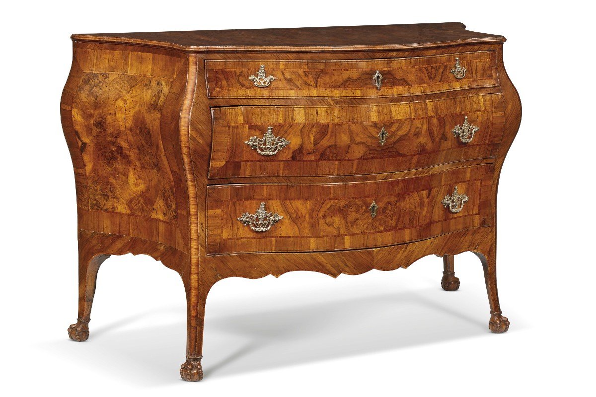 Curved Chest Of Drawers Veneered In Walnut And Walnut Root. Veneto, 18th Century.