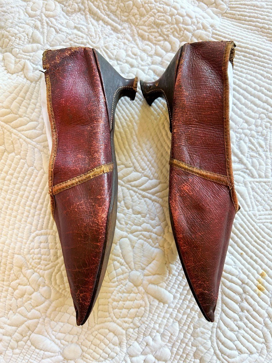 A Pair Of Burgundy Leather Spool Heel Shoes Circa 1790-1800-photo-3