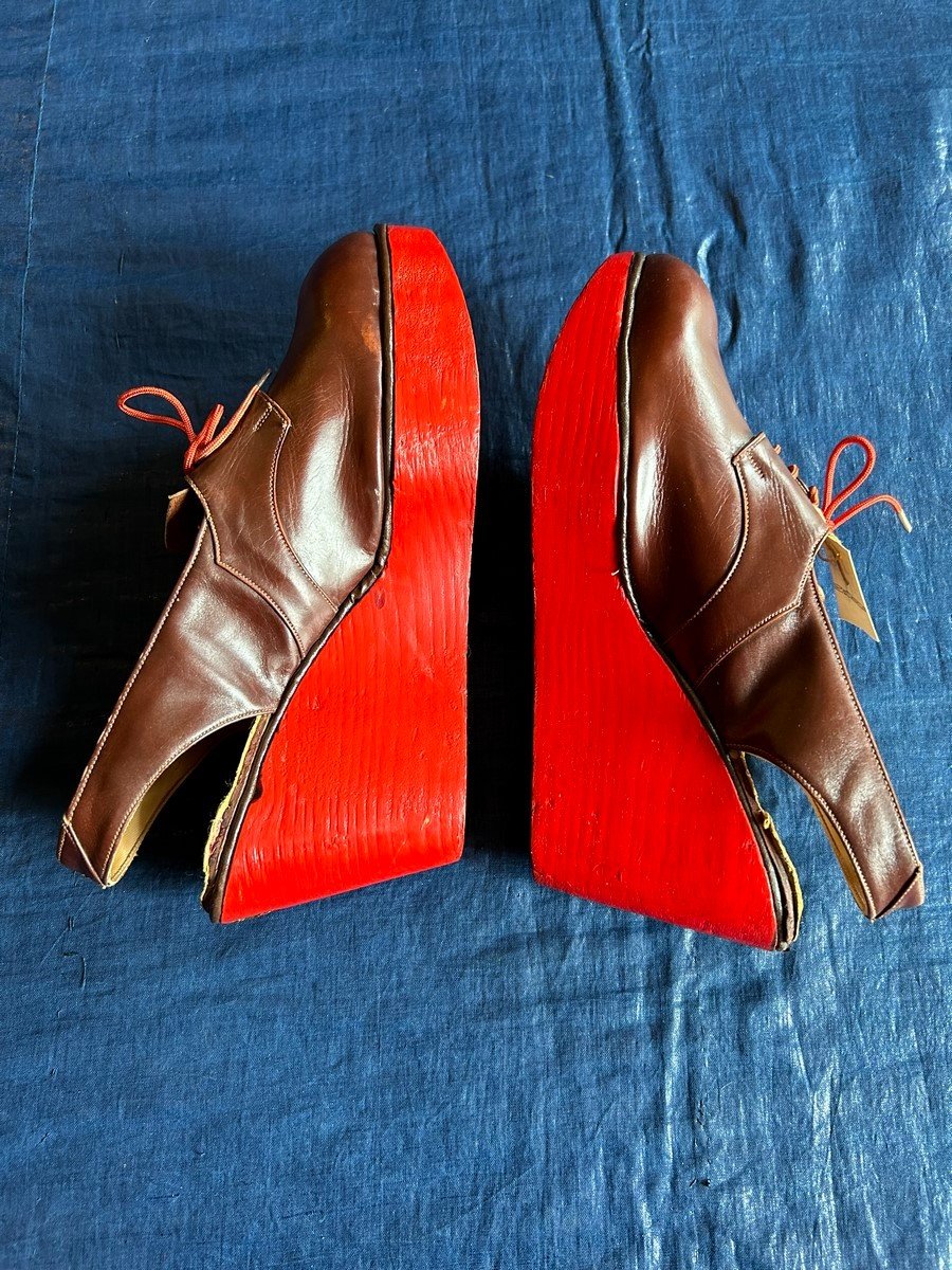 Paire De Chaussures Années 1940 En Cuir Et Talon Compensé En Bois Rouge Avec Sa Boite-photo-3