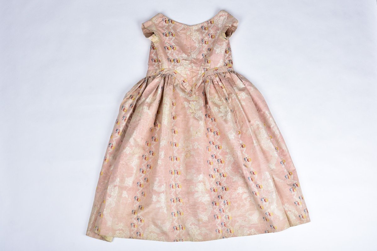 Une Robe à Crinoline d'été En Moire De Soie Brochée Circa 1860-photo-2