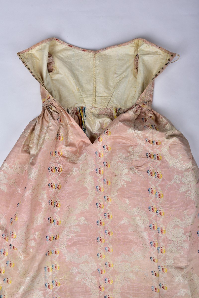 Une Robe à Crinoline d'été En Moire De Soie Brochée Circa 1860-photo-3