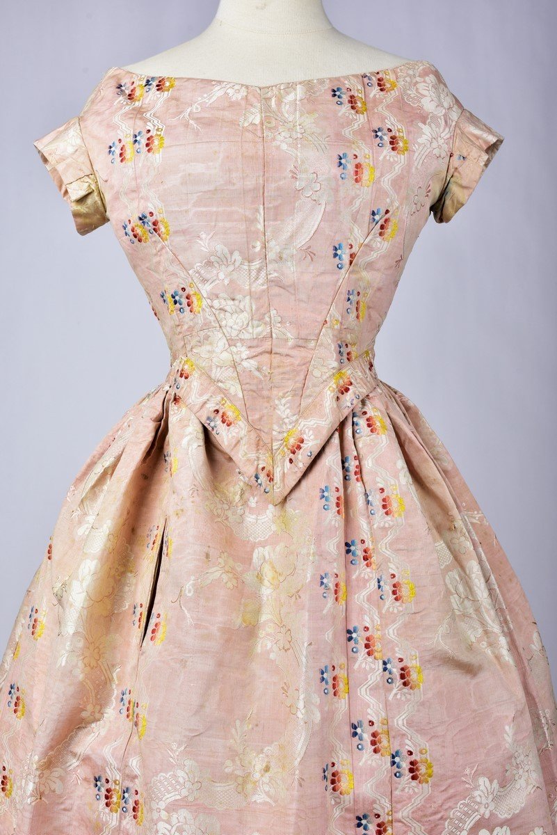 Une Robe à Crinoline d'été En Moire De Soie Brochée Circa 1860-photo-1