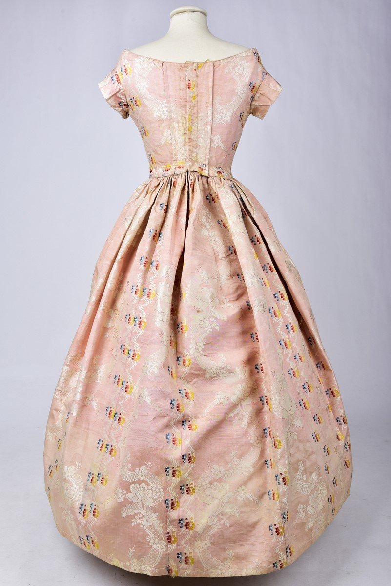 Une Robe à Crinoline d'été En Moire De Soie Brochée Circa 1860-photo-7