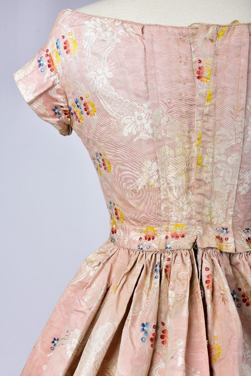 Une Robe à Crinoline d'été En Moire De Soie Brochée Circa 1860-photo-8