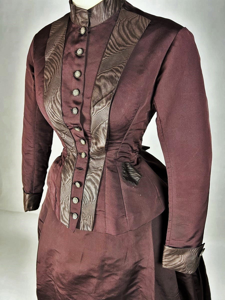 Robe à Tournure, Corsage Et Jupe En Faille Aubergine Et Moire Chataigne  France Circa 1880-1890-photo-2