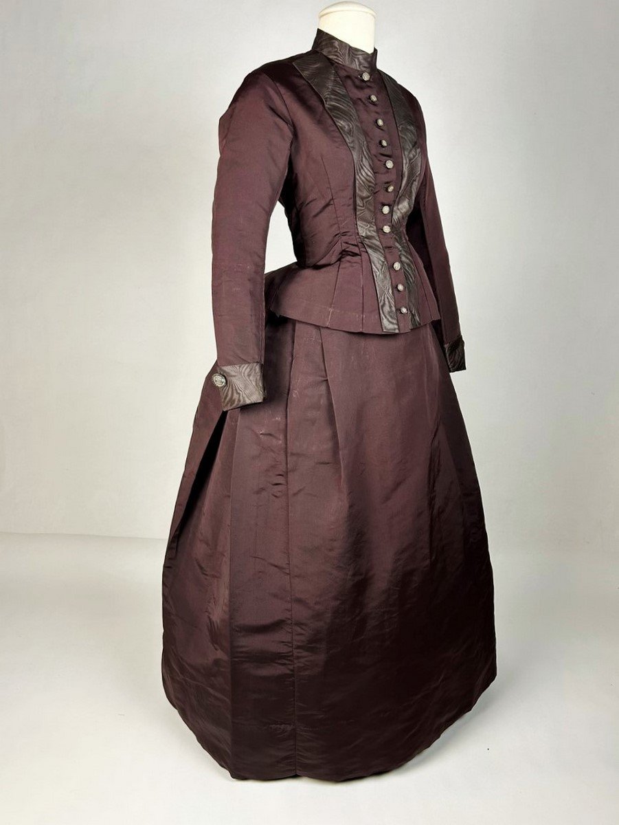 Robe à Tournure, Corsage Et Jupe En Faille Aubergine Et Moire Chataigne  France Circa 1880-1890-photo-3