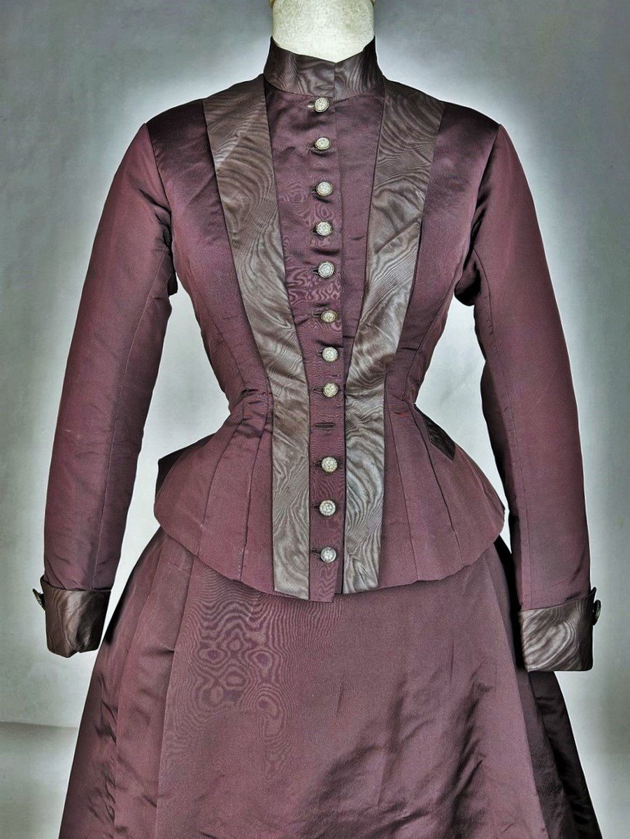 Robe à Tournure, Corsage Et Jupe En Faille Aubergine Et Moire Chataigne  France Circa 1880-1890-photo-4