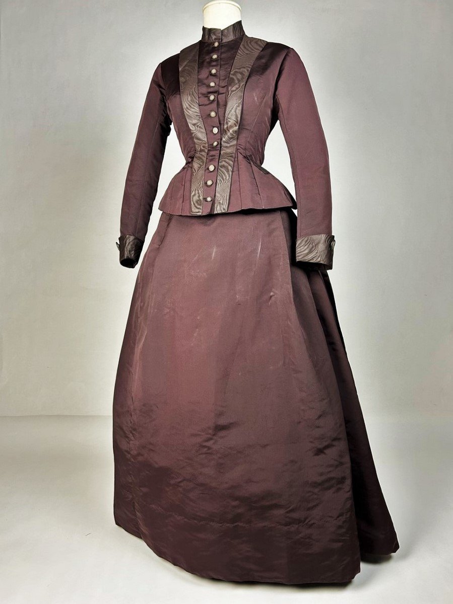 Robe à Tournure, Corsage Et Jupe En Faille Aubergine Et Moire Chataigne  France Circa 1880-1890-photo-1