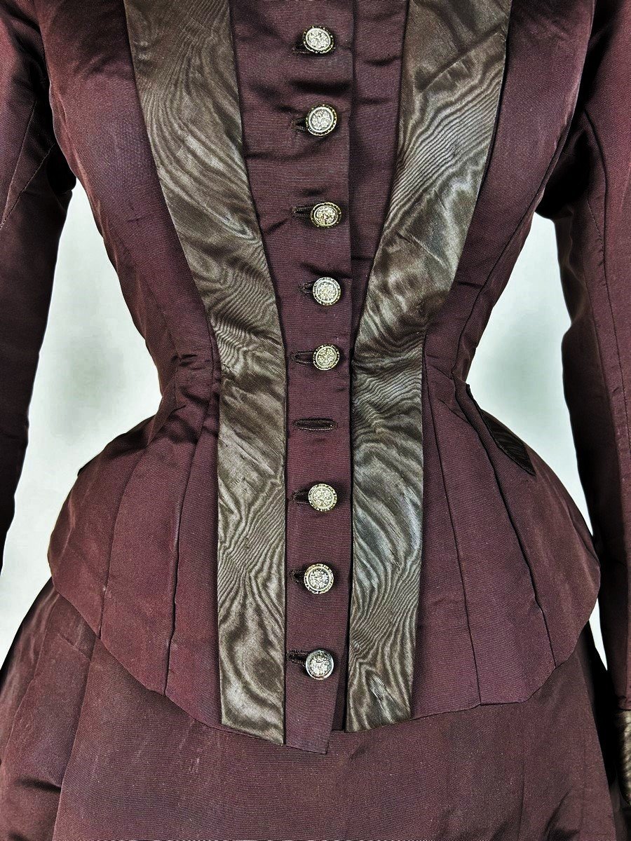 Robe à Tournure, Corsage Et Jupe En Faille Aubergine Et Moire Chataigne  France Circa 1880-1890-photo-2