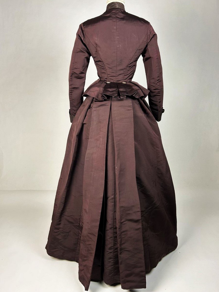 Robe à Tournure, Corsage Et Jupe En Faille Aubergine Et Moire Chataigne  France Circa 1880-1890