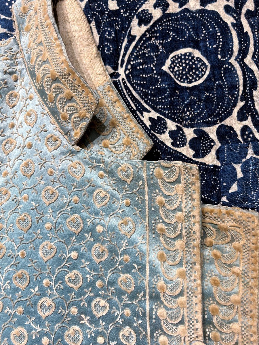 Front Of Louis XVI Vest In Sky Blue Chiselled Velvet Satin Paperback - France Circa 1790-photo-1