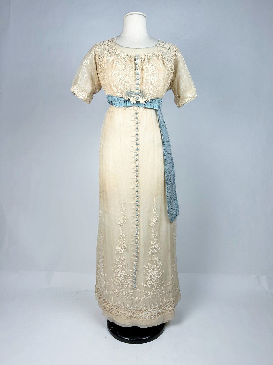 A Neo-classical Dress In Embroidered Cotton Tulle And Sky Blue Taffeta - France Circa 1910-photo-2