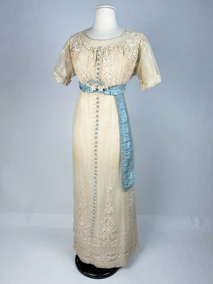 A Neo-classical Dress In Embroidered Cotton Tulle And Sky Blue Taffeta - France Circa 1910-photo-1