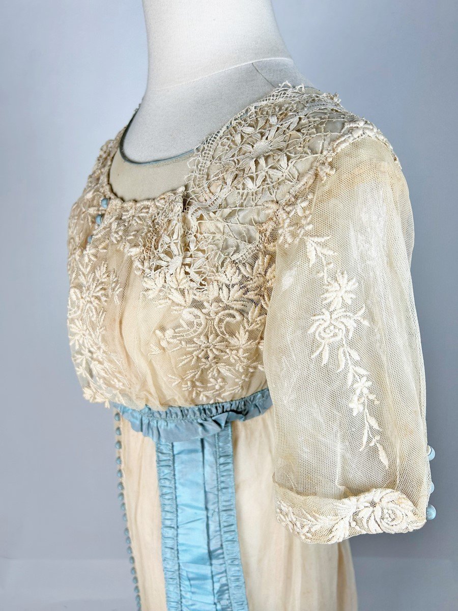 A Neo-classical Dress In Embroidered Cotton Tulle And Sky Blue Taffeta - France Circa 1910-photo-3