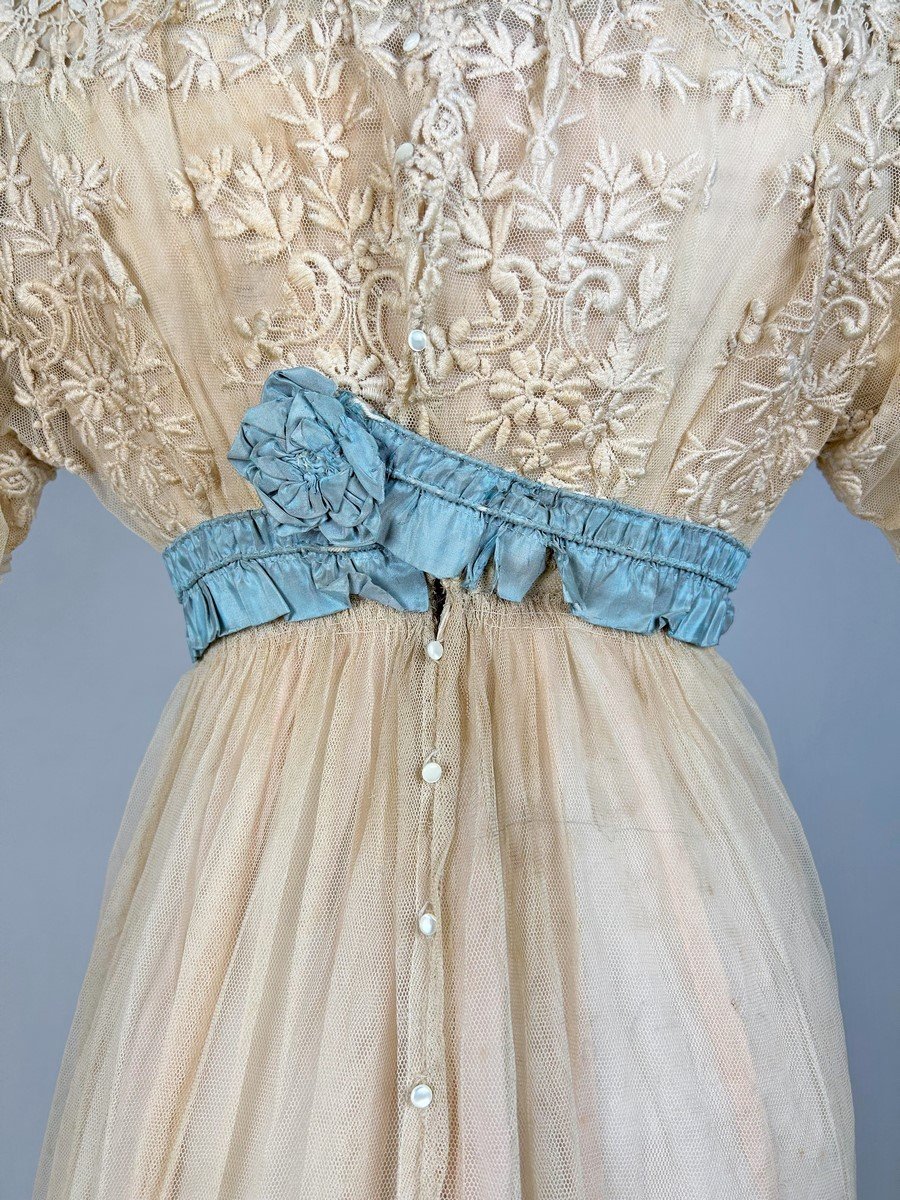 A Neo-classical Dress In Embroidered Cotton Tulle And Sky Blue Taffeta - France Circa 1910-photo-5