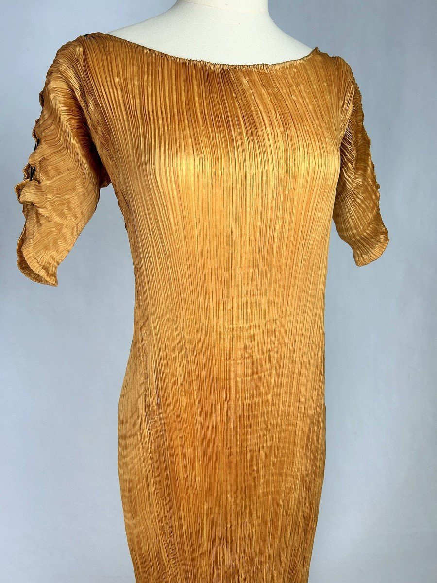 Delphos Dress By Mariano Fortuny (attributed To) In Apricot Pleated Silk Pongee – Venice Circa 1920-photo-3