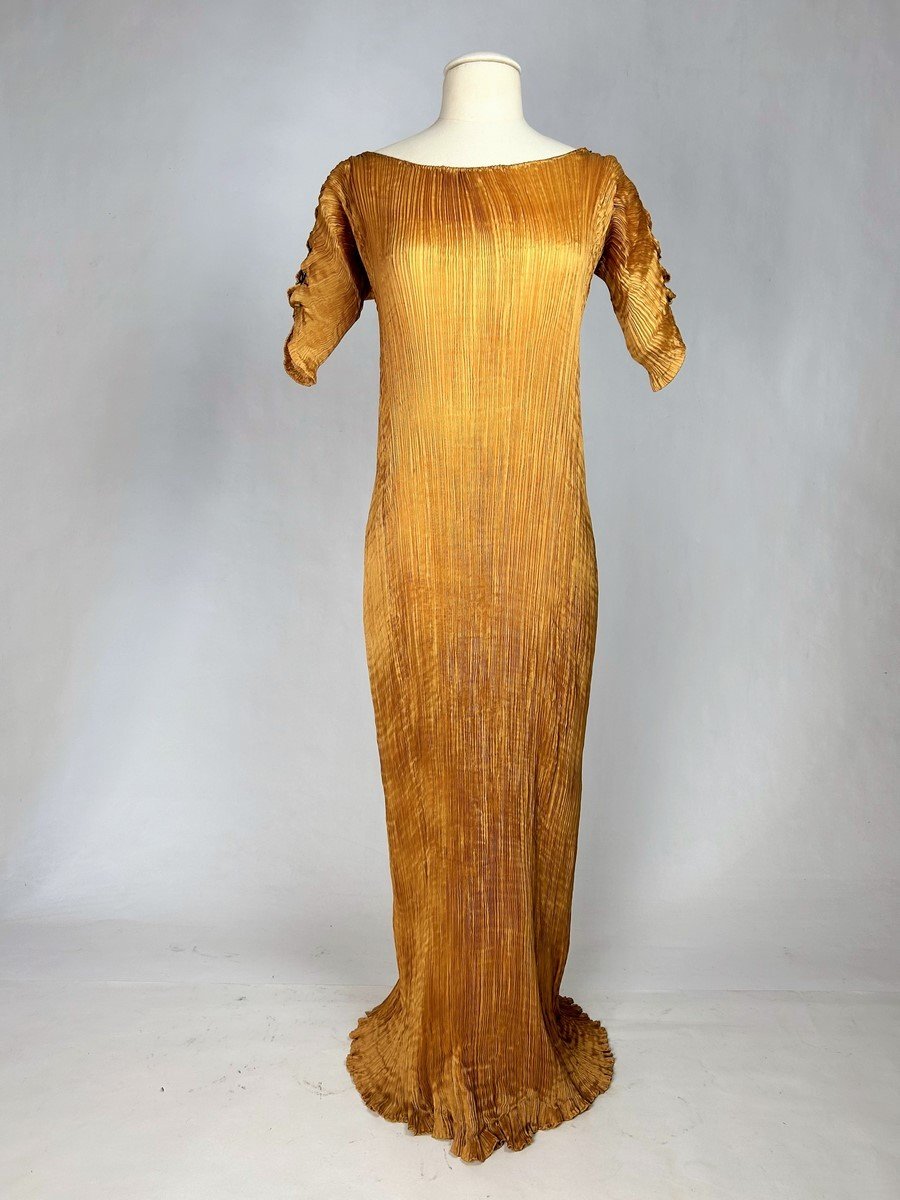 Delphos Dress By Mariano Fortuny (attributed To) In Apricot Pleated Silk Pongee – Venice Circa 1920-photo-1