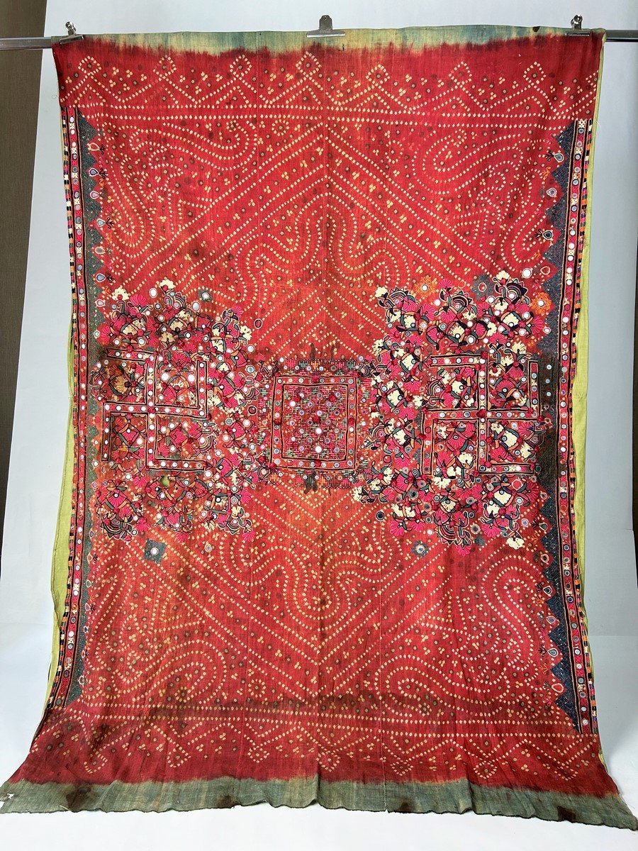 Kutch Tapestry In Red And Indigo Tie And Dye Cotton, Mica Applique - India Late 19th-photo-2