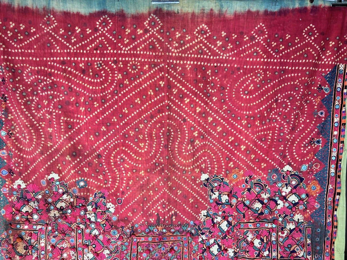 Kutch Tapestry In Red And Indigo Tie And Dye Cotton, Mica Applique - India Late 19th-photo-2