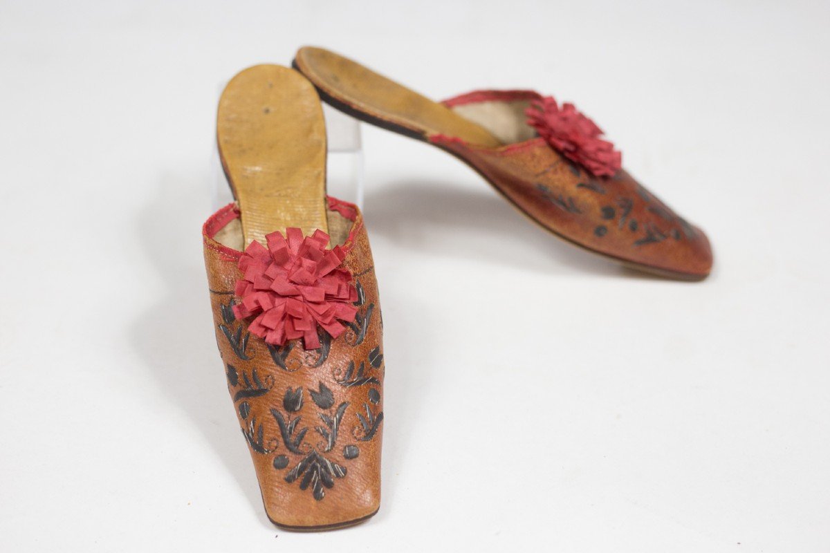 Pair Of Orientalist Mules In Leather Embroidered With Tulips - France Late 18th Early 19th Century-photo-3