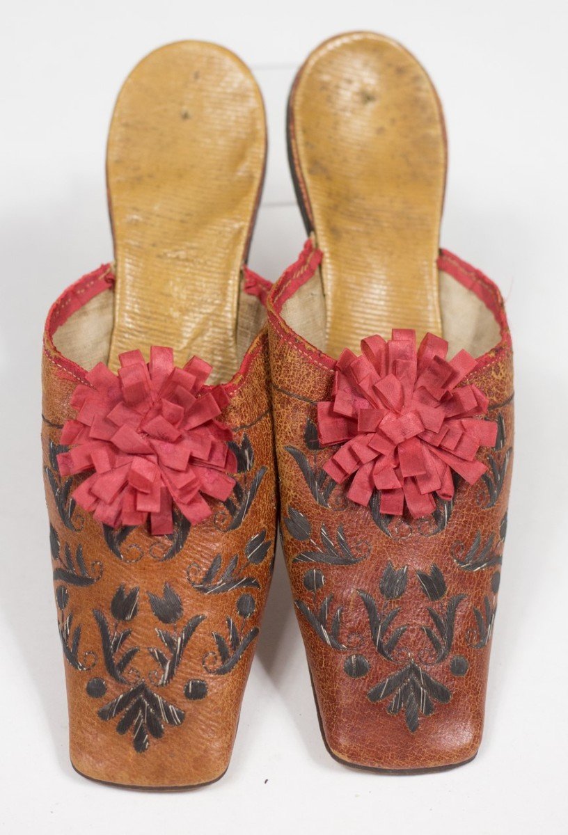 Pair Of Orientalist Mules In Leather Embroidered With Tulips - France Late 18th Early 19th Century